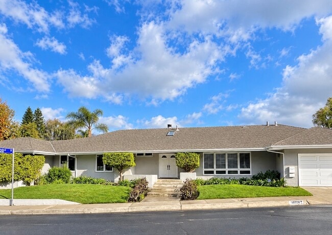 Building Photo - 16972 Oak View Dr