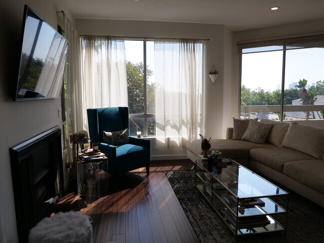 Corner unit - 8960 Cynthia St Unit 111