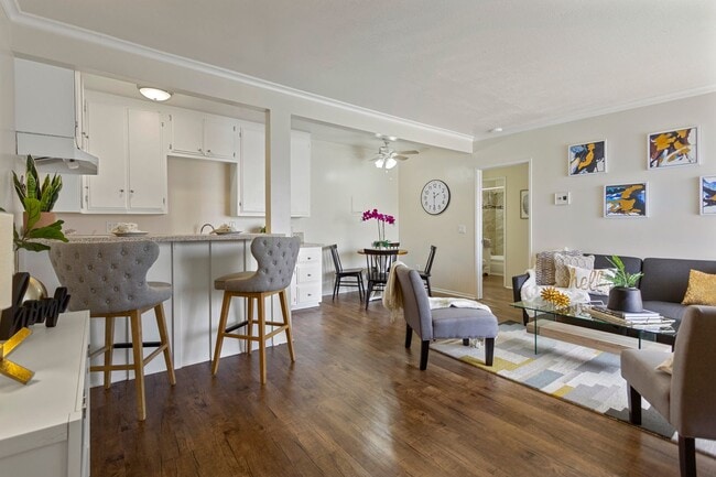 Photo - Holiday West Apartments