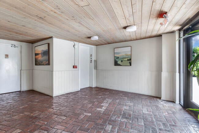 Lobby - Corinth Ave. Apartments