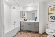 B 1BR, 1BA - 704SF - Bathroom - EastView