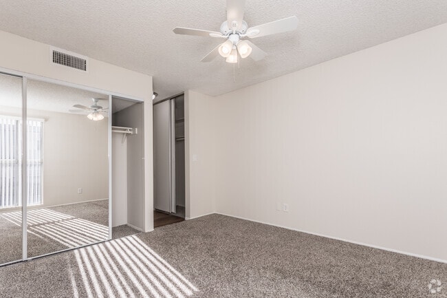 1BR, 1BA - 700 SF - Woodside Terrace