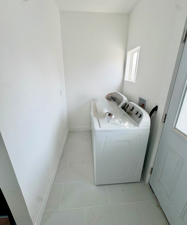 Photo - 3048 Guirado St Unit Back House