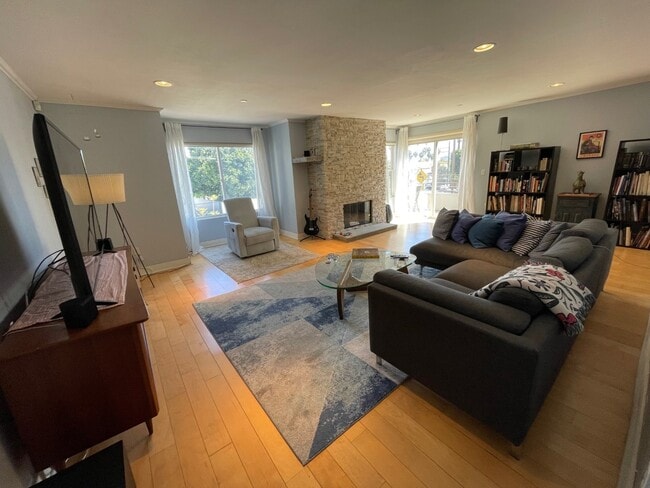 Photo - 1951 N Beachwood Dr Unit 207