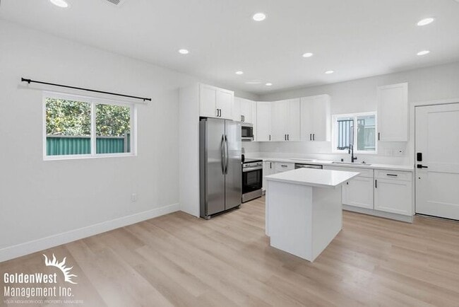 Photo - Beautifully Updated 1Bdm 1Ba Apartment with Private Rooftop Deck & Stunning Views! Unit 2