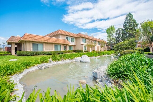 Building Photo - Charming 2 Bedroom, 2 and a half Bath Townhome in Huntington Beach!