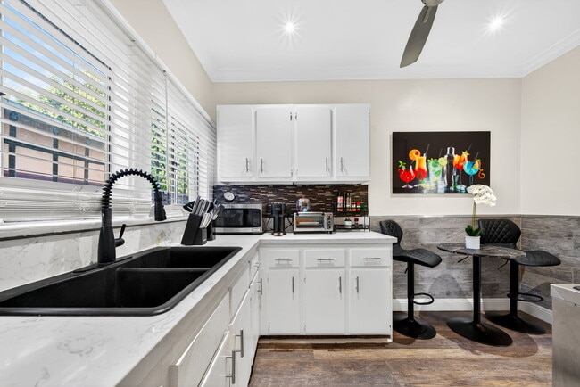 Photo - 5919 Lexington Ave