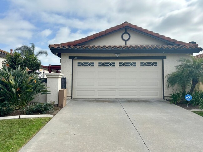 Building Photo - Light and Bright 3 Bedroom 2 Bath Oceanside Home!