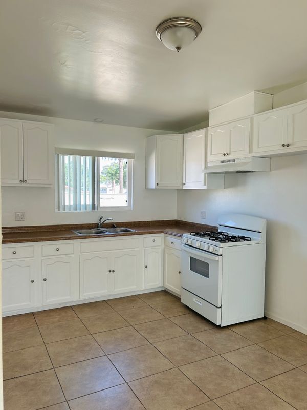 Photo - 447 E 61st St