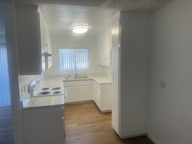 Bright Kitchen - Beachwood Village Apartments