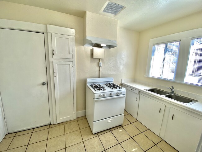 Photo - 1032 W 1st St Unit B