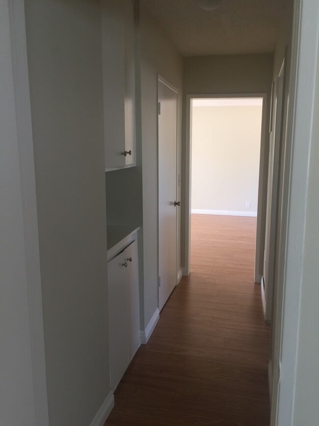 Photo - 5015 Kester Av e