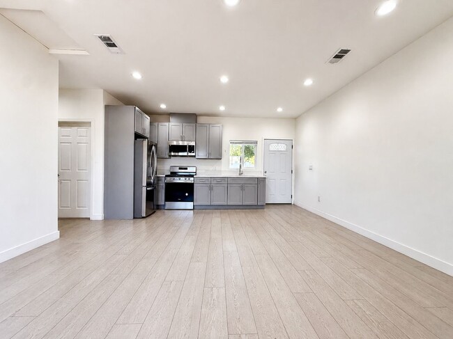 Building Photo - 10723 Rhodesia Ave