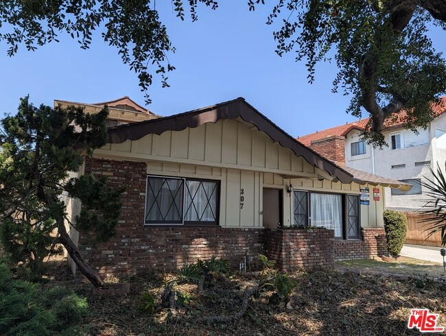 Building Photo - 307 N Curtis Ave