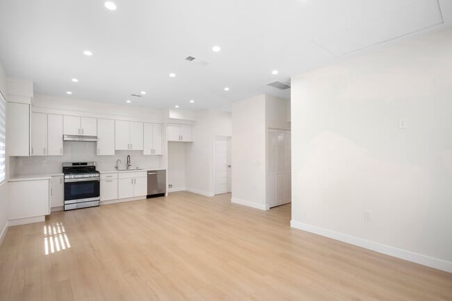 Building Photo - 520 S Kenneth Rd Unit 520 S Kenneth ADU