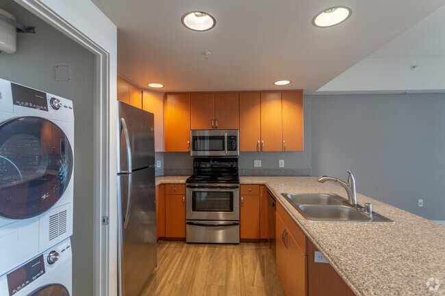 1 BR, 1 BA - 688 SF - Allegro Towers