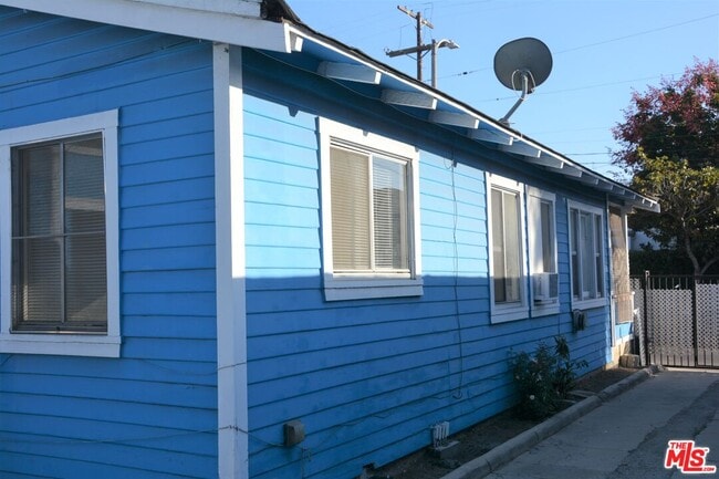 Photo - 6685 De Longpre Ave