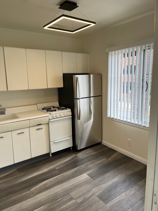 9 - Kitchen - Culver City Studios | Utilities Included