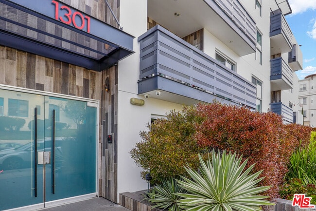 Building Photo - 1301 Brockton Ave Unit ph12