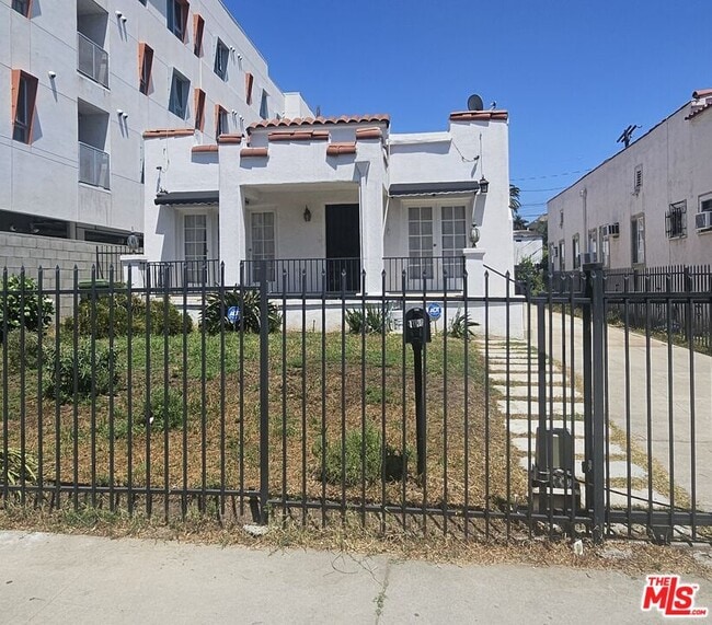 Photo - 1034 N Kenmore Ave House
