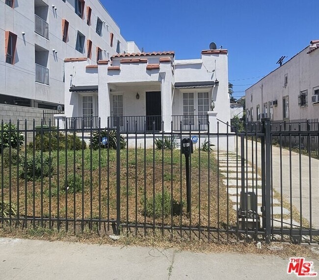 Building Photo - 1034 N Kenmore Ave Rental