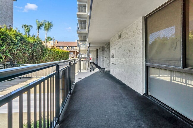 Photo - 3916 Riviera Dr Unit 204