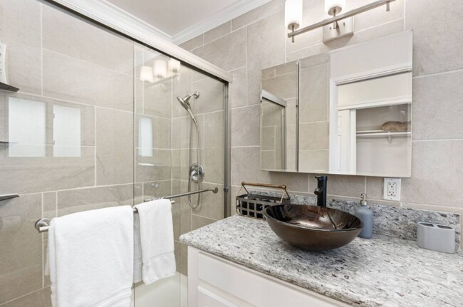 Photo - 321 W Kalmia St