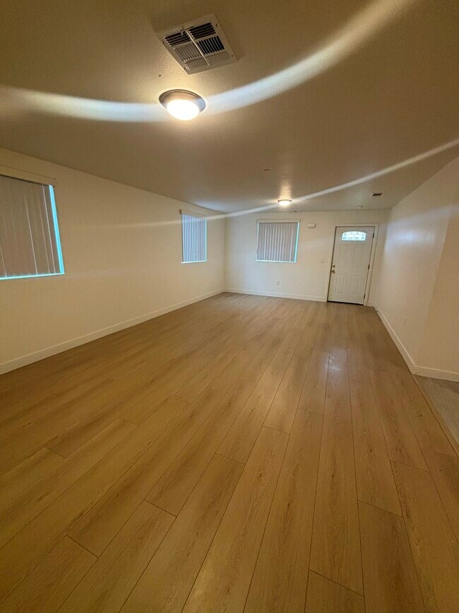 Photo - 438 W 71st St