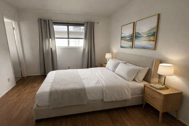 Photo - 18340 Collins St