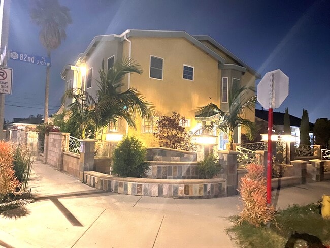 Building Photo - 2721 W 82nd Pl Unit 1Bedroom