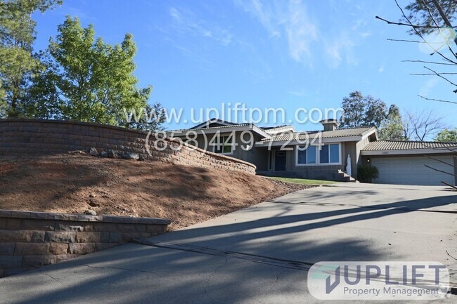 Building Photo - 4 Bedroom 2 Bathroom with Garage and Green... Rental