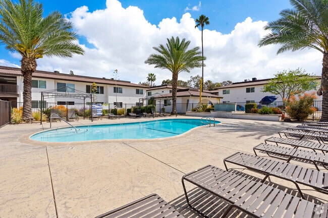 Apartment with Pool Walking Distance from UCR - University Riverside Gardens - Near UCR