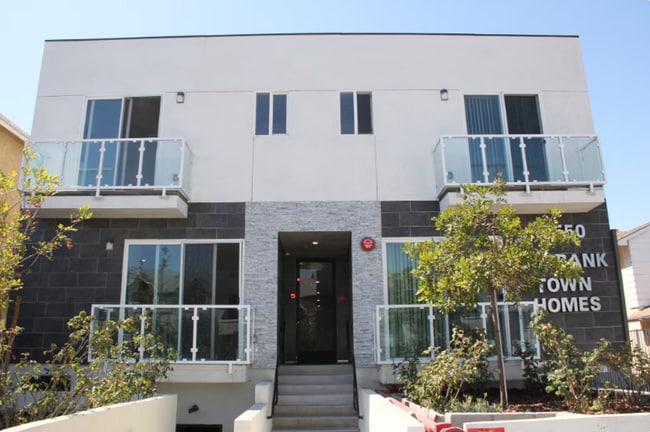 Building Photo - Beautiful 3-Bedroom Townhome in Sherman Oaks!