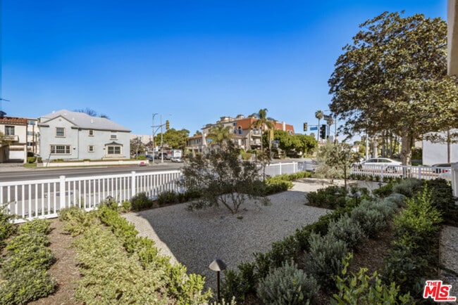 Photo - 8664 W Olympic Blvd