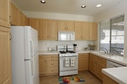 Kitchen - Via Ventura Apartments