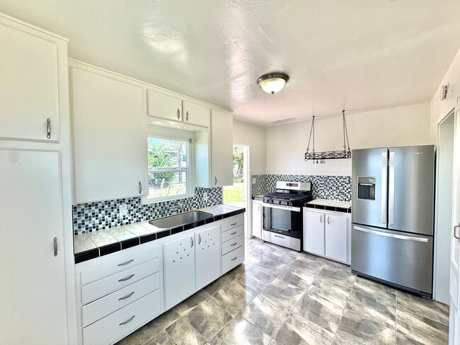 Photo - 3bd/1ba OB Home with OCEAN VIEWS! Hardwood floors, fenced yard, garage, laundry!