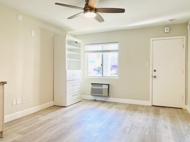 Building Photo - AVAILABLE NOW! STUDIO APARTMENTS IN THE HEART OF LA JOLLA! ONLY $1,700/mo Unit 1141 Silverado St #112