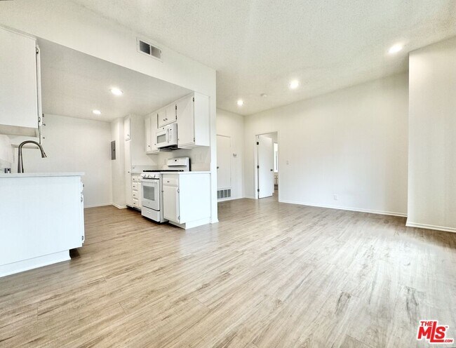 Photo - 12235 Magnolia Blvd Unit 306