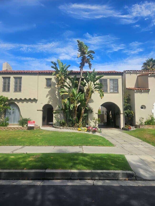 Building Photo - 3.0 bedroom in Los Angeles California 90036 Unit 122