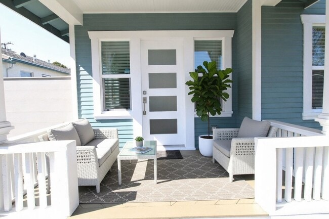 Building Photo - Santa Monica House with Huge Yard on Walking Street Blocks to Beach