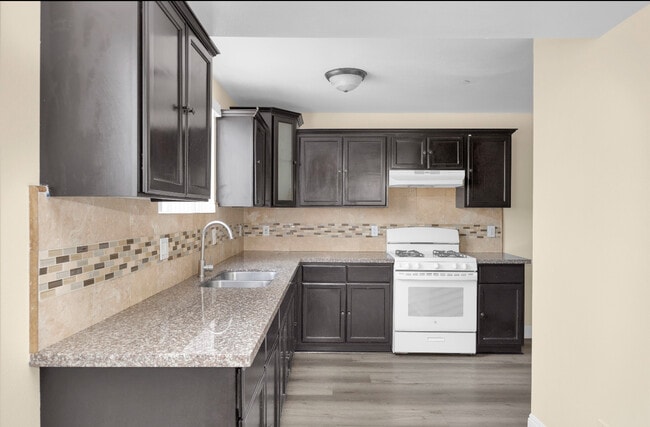 Photo - 343 E 37th St