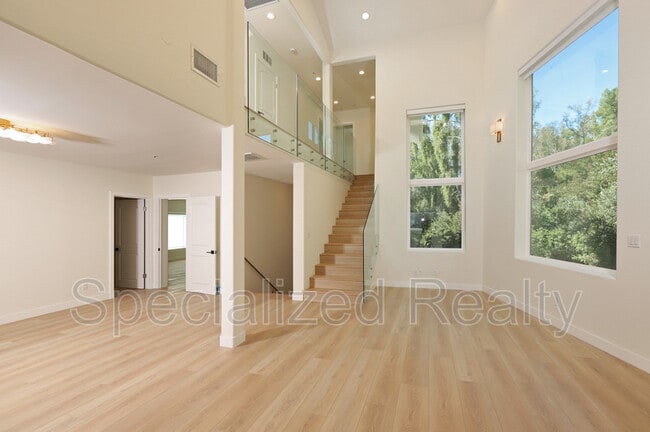 Photo - 1827 Hill Dr