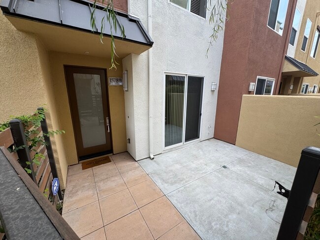 Building Photo - 1578 W Artesia Sq