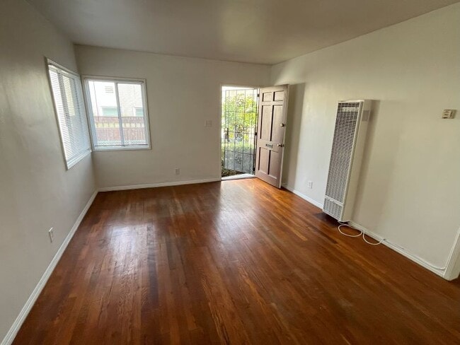 Sitting Rm - View look at front door - 2444 Oak St Unit C