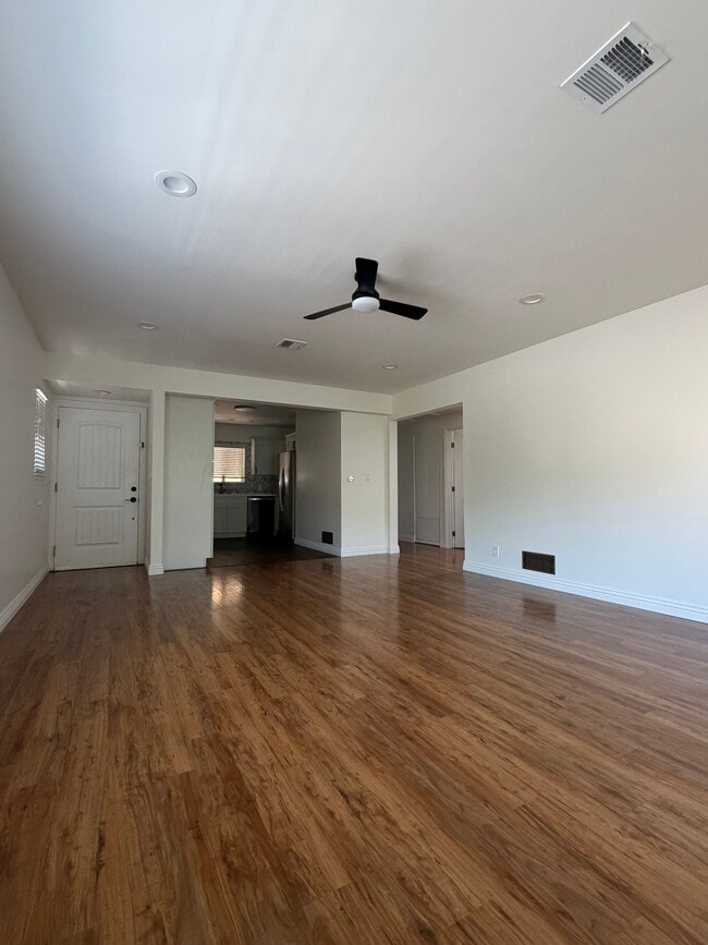 Living room - 3052 Honolulu Ave Unit B