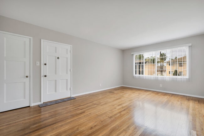Living Room - 4080 Abourne Rd