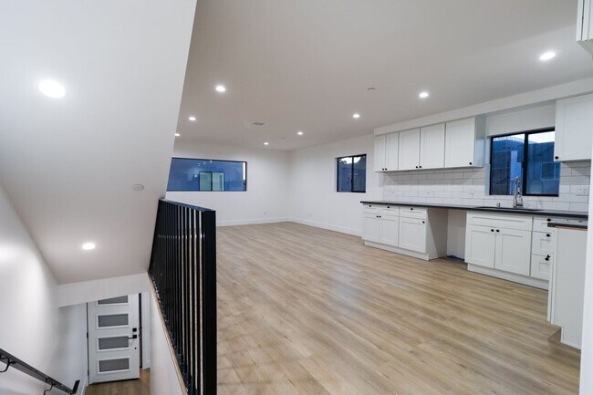 Photo - 4647 Pickford St Unit 4649