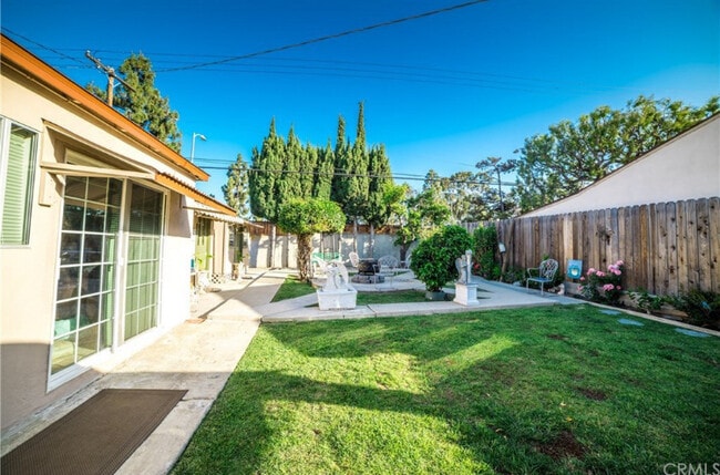 A Single Back unit behind a house - 1660 266th St