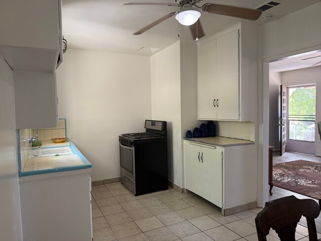 Kitchen - 10324 Hillhaven Ave