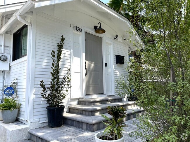 Building Photo - 1120 S Barrington Ave Rental